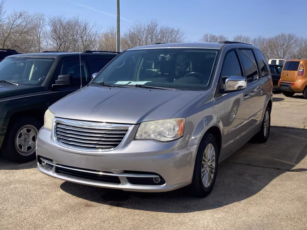 2013 Chrysler Town &amp; Country - 2C4RC1CG1DR585289 - Image #1